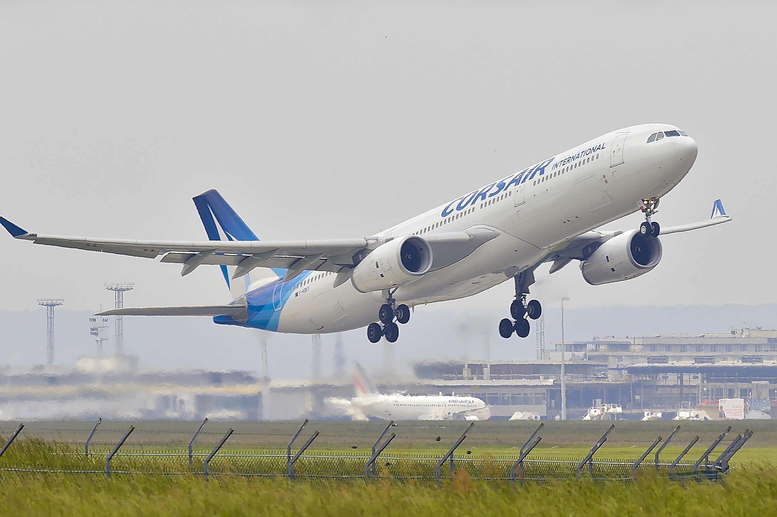 Cargo aircraft on tarmac – TSA-approved air freight forwarding services